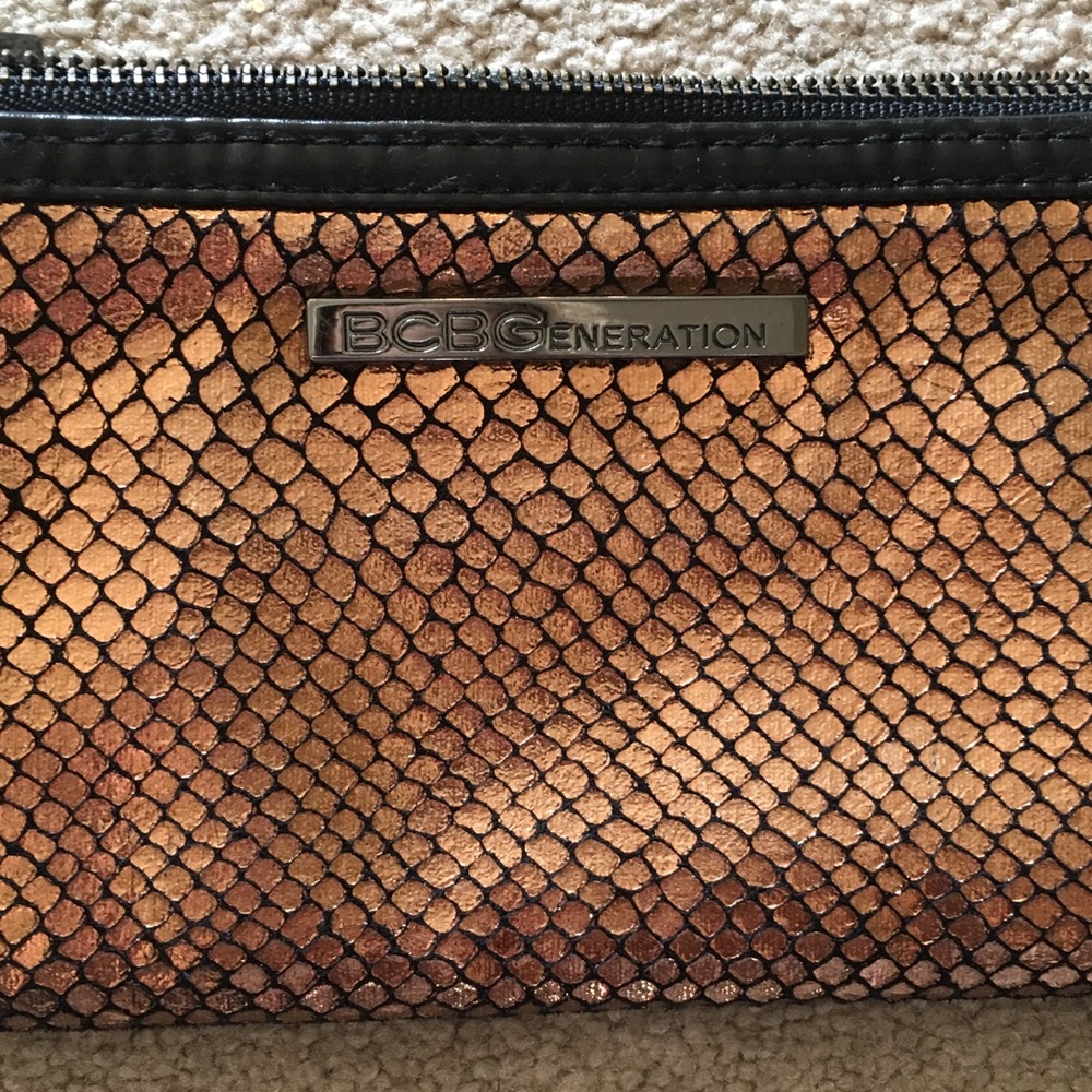 CLEARANCE!💋FINAL PRICE 🎉 BCBGENERATION wristlet - Picture 8 of 8